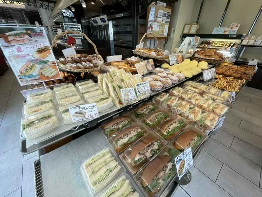 ル・クロワッサン宝塚店　たくさんのパンが並んでいる