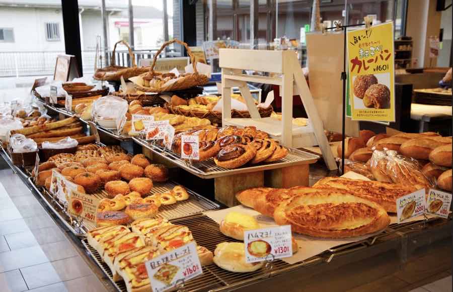ル・クロワッサン宝塚店　たくさんのパンが並んでいる
